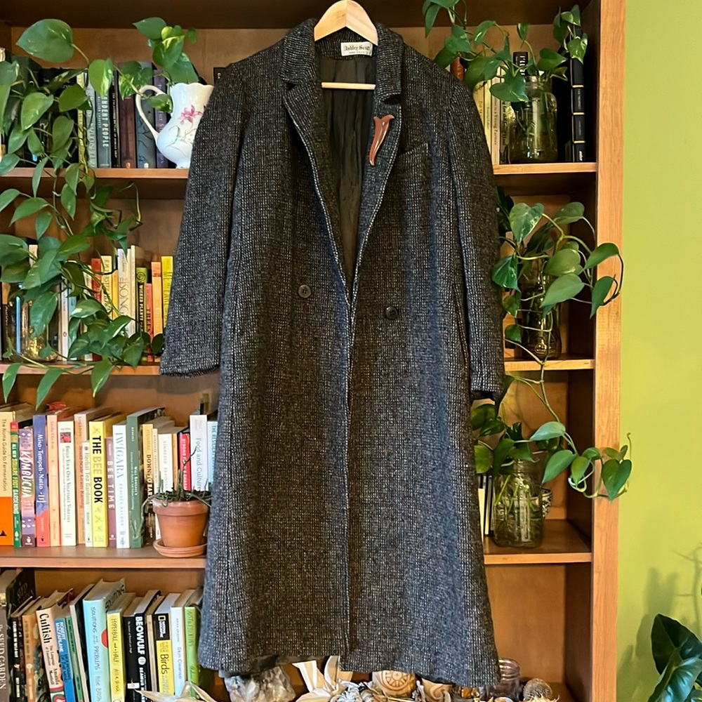 VINTAGE. Ashley Scott 100% wool coat w/removable VINTAGE amber (plastic) brooch.